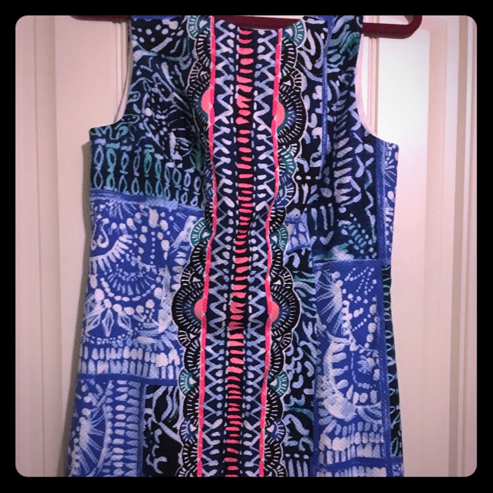 Lilly Mila Shift Dress Leied Back